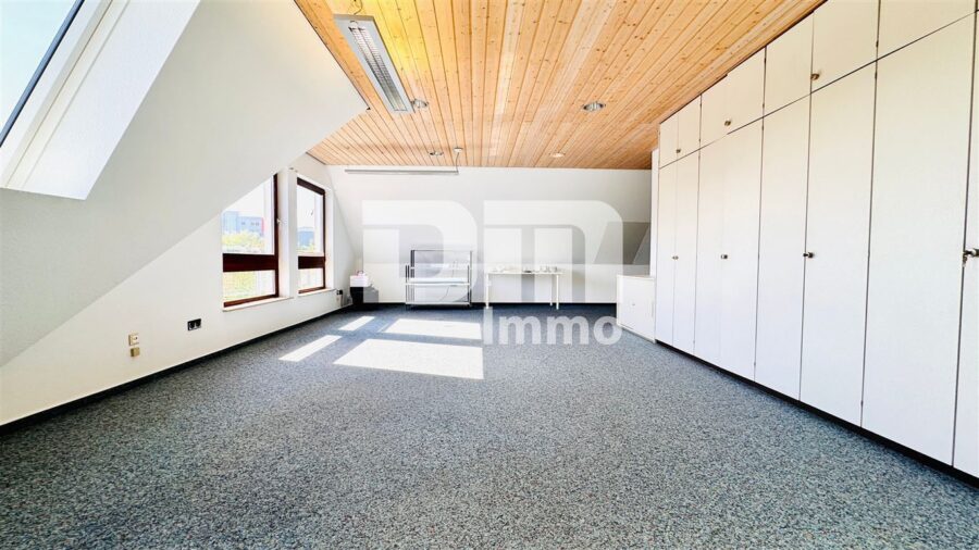 Schön zentral gelegenes Büro mit Balkon und Tiefgaragenstellplatz - Raum 1 groß Titel